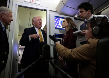 ترامب يهدد إيران بـ”ضربة قاسية” إذا قُتل متظاهرون