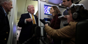 ترامب يهدد إيران بـ”ضربة قاسية” إذا قُتل متظاهرون