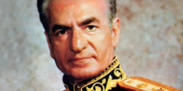 مجلة فرنسية: هل نستسلم للهوس بالشاه وحكمه الاستبدادي لإيران؟