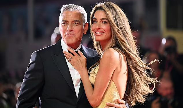 الممثل الأمريكي جورج كلوني وزوجته وطفلاهما يصبحون فرنسيين