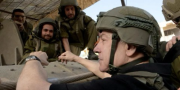 كاتب إسرائيلي يهاجم نتنياهو: “منافق” يتعاطف مع المتظاهرين في إيران وبنفس الوقت يقتل بلا رحمة الفلسطينيين في غزة