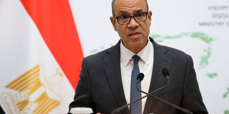 مصر تدعو لتنفيذ خطة ترمب كاملة وتطالب إسرائيل بالإنسحاب من غزة