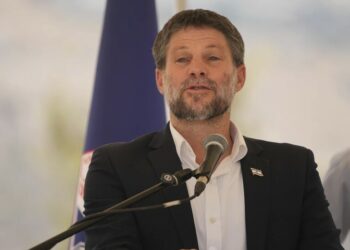 سموتريتش: “مجلس السلام” سينذر حماس بنزع سلاحها خلال شهرين ونسيطر على نصف قطاع غزة ونتحكم في كل ما يدخل إليه