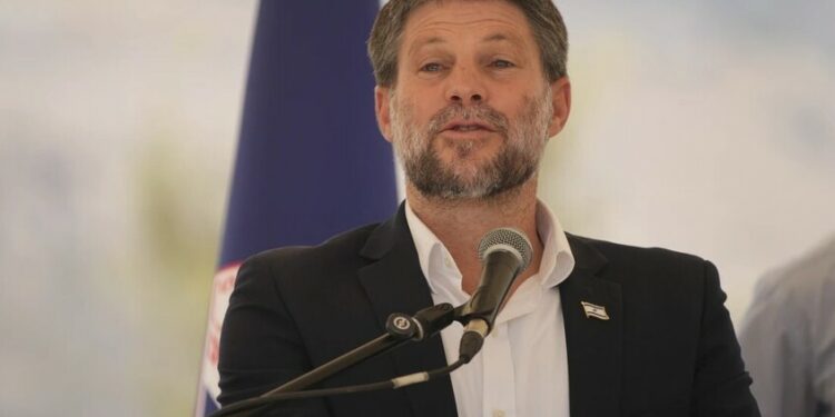 سموتريتش: “مجلس السلام” سينذر حماس بنزع سلاحها خلال شهرين ونسيطر على نصف قطاع غزة ونتحكم في كل ما يدخل إليه