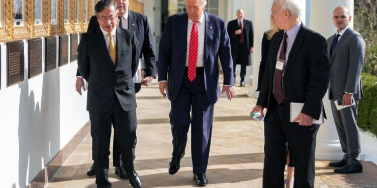 لقاء ودي وخاص يجمع ترمب ونظيره الكولومبي عقب خلافات حادة