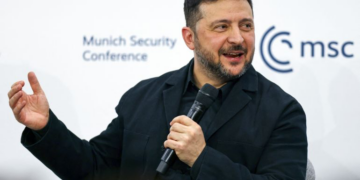 زيلينسكي يصف بوتين بـ”عبد الحرب” ويؤكد تمسّكه بدونباس