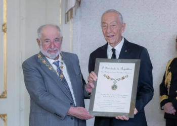 يعد سموه أول شخصية عربية تنال وسام كامويش والسادس عالمياً وهو أعلى وسام ثقافي سيادي رئيس البرتغال يمنح صاحب السمو الشيخ الدكتور سلطان القاسمي حاكم الشارقة القلادة الكبرى لوسام كامويش