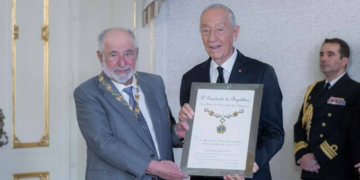 يعد سموه أول شخصية عربية تنال وسام كامويش والسادس عالمياً وهو أعلى وسام ثقافي سيادي رئيس البرتغال يمنح صاحب السمو الشيخ الدكتور سلطان القاسمي حاكم الشارقة القلادة الكبرى لوسام كامويش