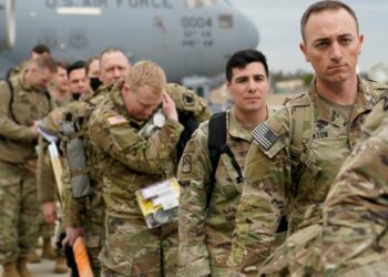 طبول الحرب ستُقرع.. انتشار 40 ألف جندي أمريكي في المنطقة واستعدادات عسكرية متقدمة لتوجيه “الضربة القوية” لإيران