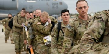 طبول الحرب ستُقرع.. انتشار 40 ألف جندي أمريكي في المنطقة واستعدادات عسكرية متقدمة لتوجيه “الضربة القوية” لإيران