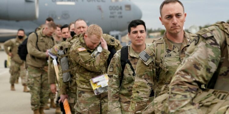 طبول الحرب ستُقرع.. انتشار 40 ألف جندي أمريكي في المنطقة واستعدادات عسكرية متقدمة لتوجيه “الضربة القوية” لإيران