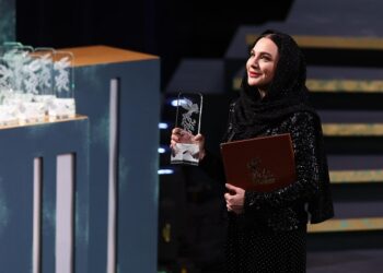 إيران تكرم الفنانة سلاف فواخرجي بجائزة “السيمرغ البلورية”