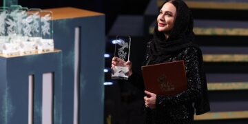 إيران تكرم الفنانة سلاف فواخرجي  بجائزة “السيمرغ البلورية”