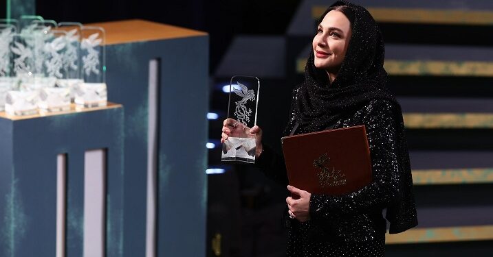 إيران تكرم الفنانة سلاف فواخرجي  بجائزة “السيمرغ البلورية”