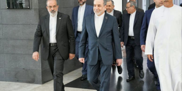 نيويورك تايمز: ترمب يعود للمسار الدبلوماسي مع إيران لكن الطريق ضيق