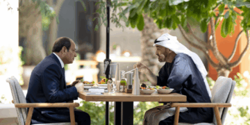 محمد بن زايد والسيسي يبحثان علاقات البلدين وتطورات المنطقة