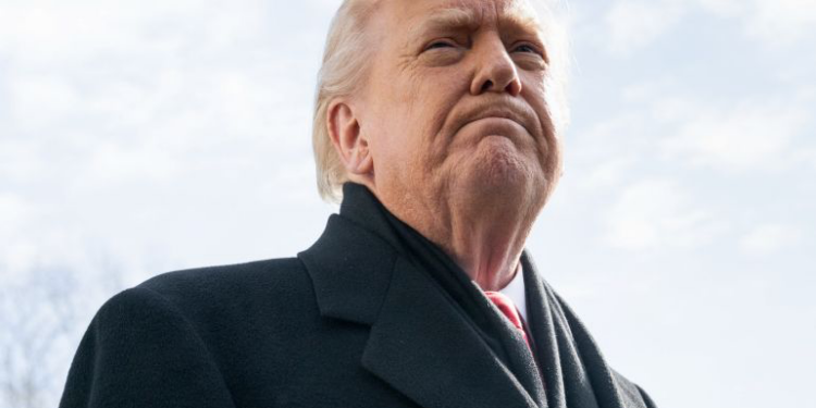 مقال ببلومبيرغ يحذر ترمب من “الغطرسة” مع إيران والانجرار وراء إسرائيل