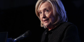 هيلاري كلينتون تدلي بشهادتها حول جرائم إبستين: «لا أتذكر لقاءه»