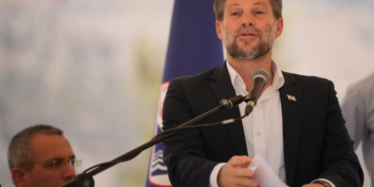 سموتريتش: سنحتل قطاع غزة ونقيم فيه استيطانا يهوديا