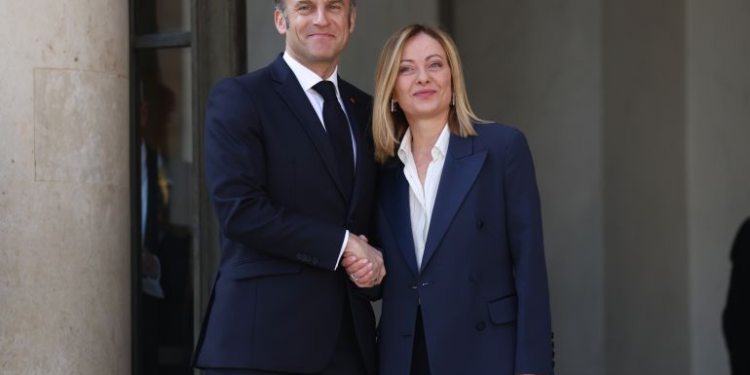 سجال بين ميلوني وماكرون عقب مقتل ناشط يميني بفرنسا