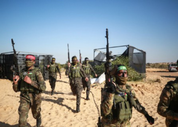 نيويورك تايمز: الخطة الأمريكية لغزة تبقي لحماس أسلحة خفيفة مبدئيا