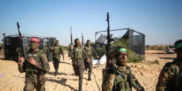 نيويورك تايمز: الخطة الأمريكية لغزة تبقي لحماس أسلحة خفيفة مبدئيا