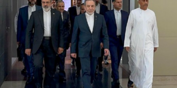 عقب انتهاء جولة المباحثات بين إيران والولايات المتحدة في عُمان.. عراقجي يصف الأجواء بـ”الايجابية” والاتفاق مع الولايات المتحدة على “مواصلة المفاوضات”.. والبوسعيدي يعتبرها جادة للغاية