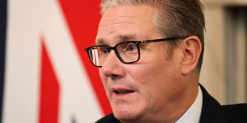 ستارمر يعتذر لضحايا إبستين ويرفض التنحي عن منصبه