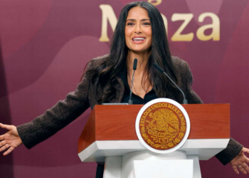 “للدفاع عن صورة المكسيك”.. سلمى حايك تنتج فيلما سينمائيا