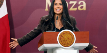 “للدفاع عن صورة المكسيك”.. سلمى حايك تنتج فيلما سينمائيا