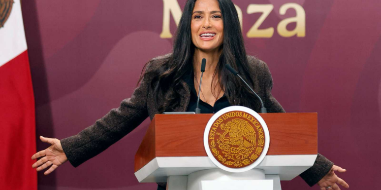 “للدفاع عن صورة المكسيك”.. سلمى حايك تنتج فيلما سينمائيا