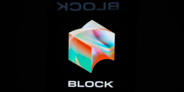 بسبب الذكاء الاصطناعي.. شركة أمريكية تسرّح الآلاف ومدونون: الزلزال قادم