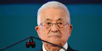 “عباس يقر نشر مسودة دستور دولة فلسطين “المؤقت