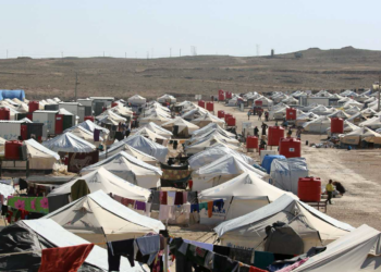 السلطات السورية تبدأ بإجلاء سكان مخيم الهول نحو موقع آخر