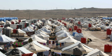 السلطات السورية تبدأ بإجلاء سكان مخيم الهول نحو موقع آخر
