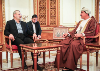 لاريجاني يجري مباحثات في مسقط وتحركات دبلوماسية إيرانية مكثفة