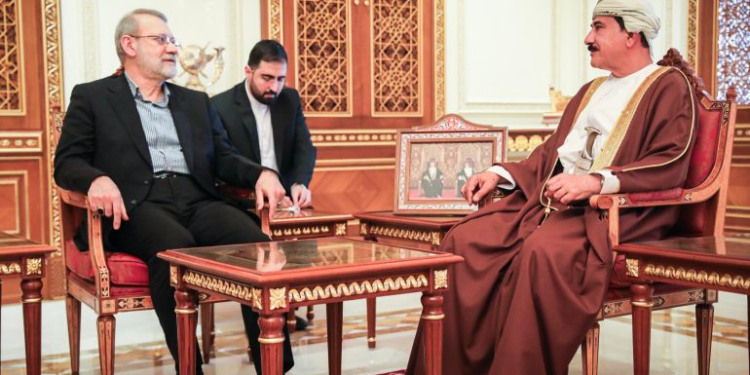 لاريجاني يجري مباحثات في مسقط وتحركات دبلوماسية إيرانية مكثفة