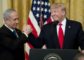 مستشار لترمب يرجح عملا عسكريا خلال أسابيع وإيران تؤكد جاهزيتها الدفاعية