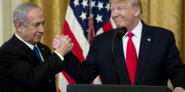 مستشار لترمب يرجح عملا عسكريا خلال أسابيع وإيران تؤكد جاهزيتها الدفاعية