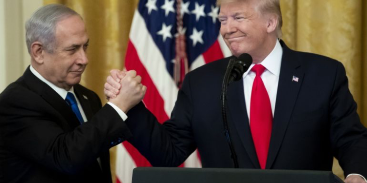 مستشار لترمب يرجح عملا عسكريا خلال أسابيع وإيران تؤكد جاهزيتها الدفاعية