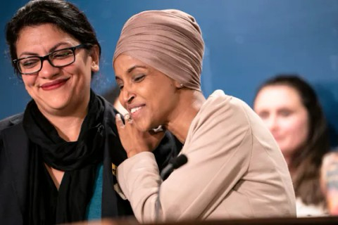 “يجب إيداعهما في مصحة عقلية”.. ترامب يهاجم بشدة النائبتين في الكونغرس إلهان عمر ورشيدة طليب ويطالب بترحيلهما