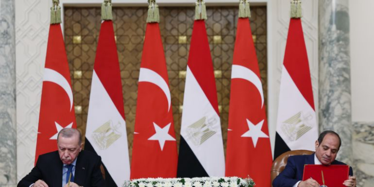 السيسي وأردوغان يبحثان أزمات الإقليم ويرفضان العبث باتفاق غزة