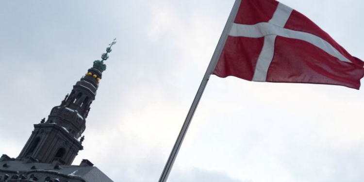 ملك الدانمارك يزور غرينلاند لتعزيز سيادة الإقليم ضد الطموحات الأمريكية