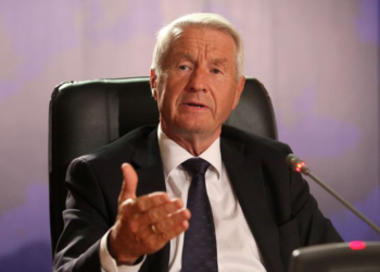 الشرطة تفتش منزل رئيس وزراء النرويج السابق بسبب علاقته بإبستين