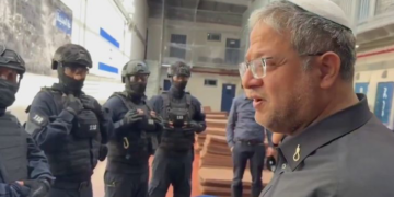 بن غفير يقتحم سجن عوفر ويهدد الأسرى قبيل شهر رمضان