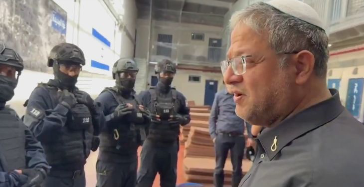 بن غفير يقتحم سجن عوفر ويهدد الأسرى قبيل شهر رمضان