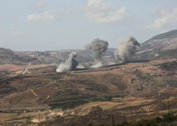إسرائيل تقصف لبنان ردا على صواريخ حزب الله وبيروت ترفض جر البلاد للحرب