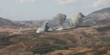 إسرائيل تقصف لبنان ردا على صواريخ حزب الله وبيروت ترفض جر البلاد للحرب