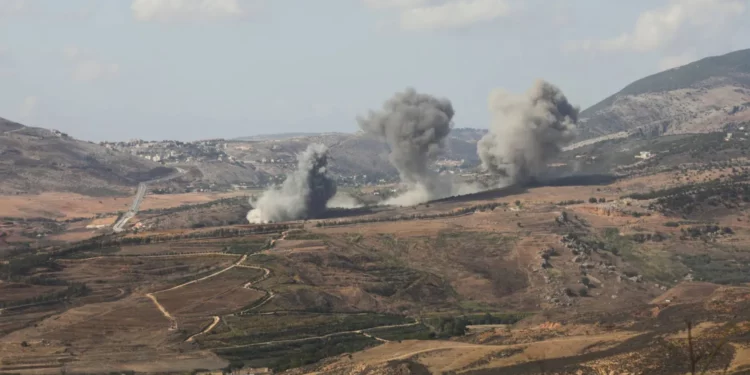 إسرائيل تقصف لبنان ردا على صواريخ حزب الله وبيروت ترفض جر البلاد للحرب