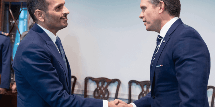 رئيس الوزراء القطري يجتمع مع وزير الحرب الأمريكي في واشنطن